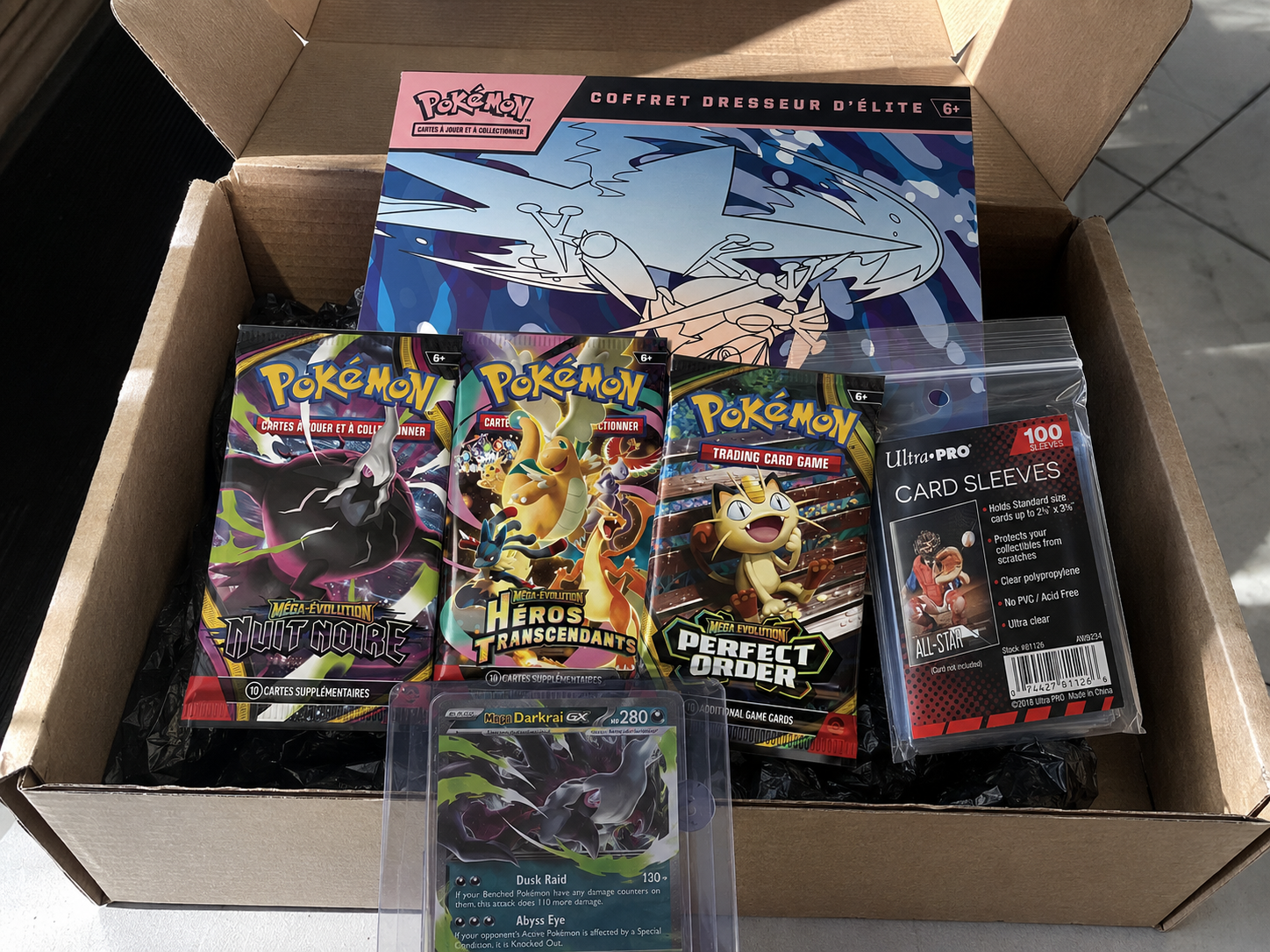 Box Pokéabo Premium avec Coffret Dresseur d'Élite, 3 boosters Méga Évolution, carte Mega Darkrai EX et sleeves